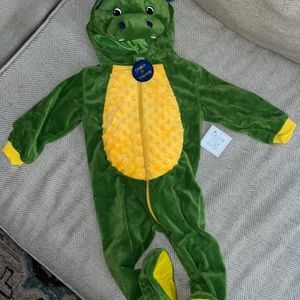 Adorable Dragon 🐉 Halloween 🎃 costume size 9-12 months.